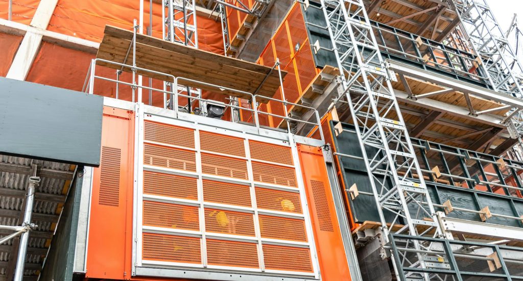 skyscraper-in-new-york-under-construction-with-an-elevator-lift-detail-low-angle-view--qq4ujwwhpcvb4jg4ipl67d3uxioif2g7fxrvayvr7g